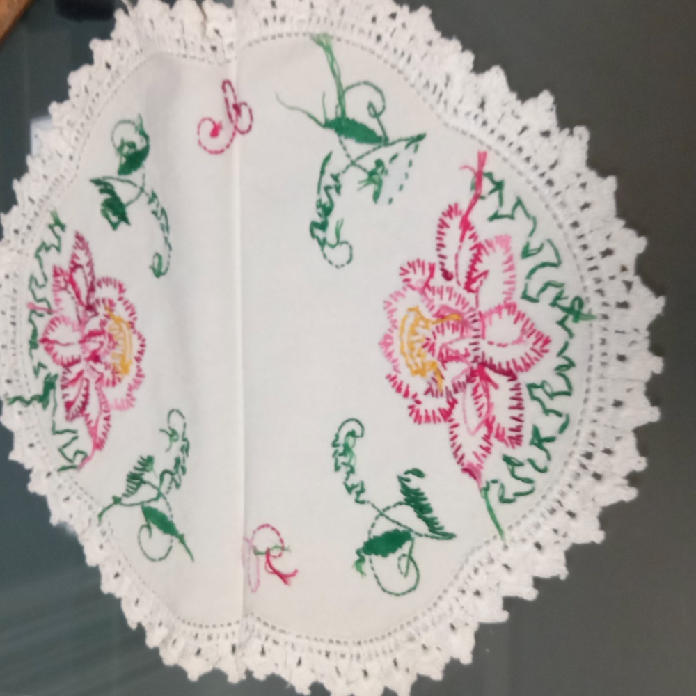 Vintage European Hand Crafted Doiley with Lotus Flowers - Picture 5 of 7